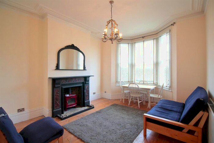 2 Bedroom Flat To Rent In Maplestead Road, London, SW2