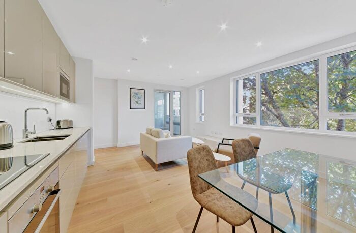 1 Bedroom Flat To Rent In Walworth Square, Elephant & Castle, London, SE17