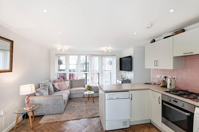 2 Bedroom Flat For Sale In Shackleton Drive, Dartford, DA1