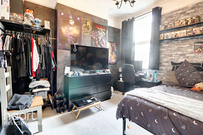 2 Bedroom Flat For Sale In Hillcrest Road, Southend-On-Sea, SS1