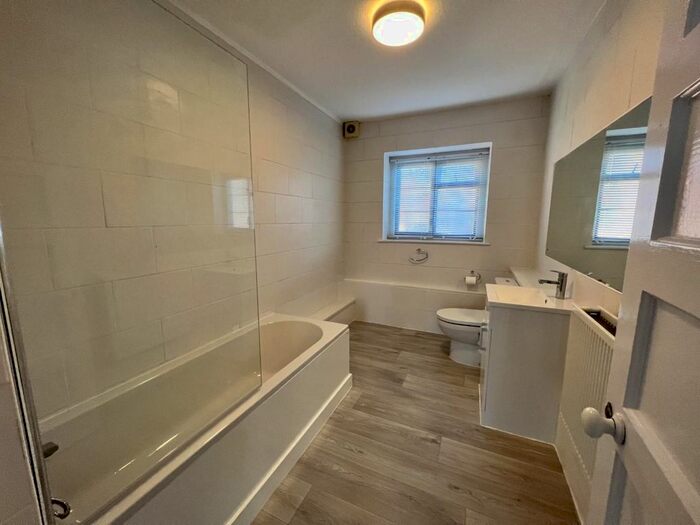 3 Bedroom Flat To Rent In Pembroke Road, Sevenoaks, TN13