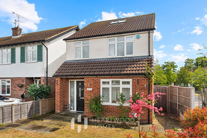 4 Bedroom Detached House For Sale In The Ridgeway, St. Albans, AL4