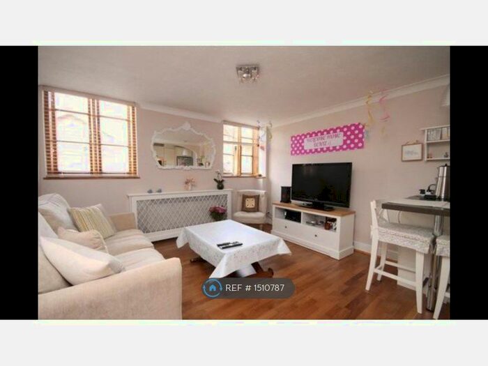 1 Bedroom Flat To Rent In Poplar Road, Leatherhead, KT22