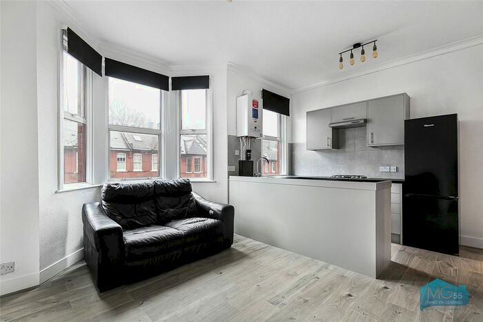 2 Bedroom Flat To Rent In Barratt Avenue, London, N22