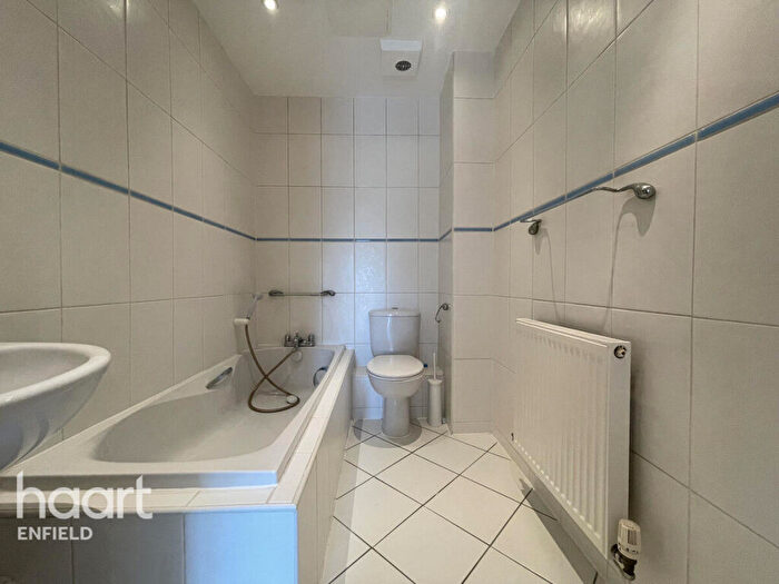 2 Bedroom Apartment To Rent In Slades Hill, Enfield, EN2