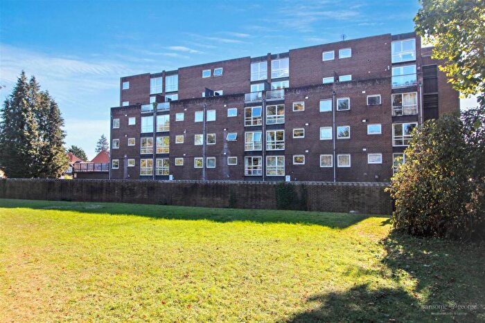2 Bedroom Apartment For Sale In Bath Road, Southcote, Reading, RG30