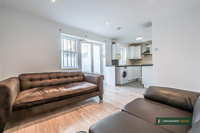 4 Bedroom Flat To Rent In Brondesbury Road, Queens Park, NW6