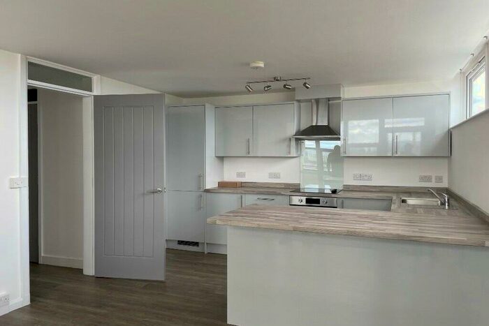 2 Bedroom Flat To Rent In Oldham Road, Manchester, Greater Manchester, M40