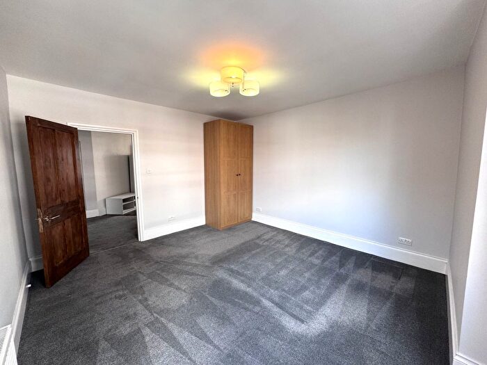 3 Bedroom Flat To Rent In Rostrevor Road, London, SW6