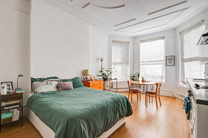 Flat To Rent In Manstone Road, Cricklewood, London, NW2