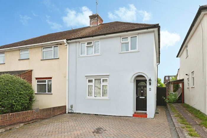 3 Bedroom Semi-Detached House For Sale In Wharf Road, Broxbourne, EN10