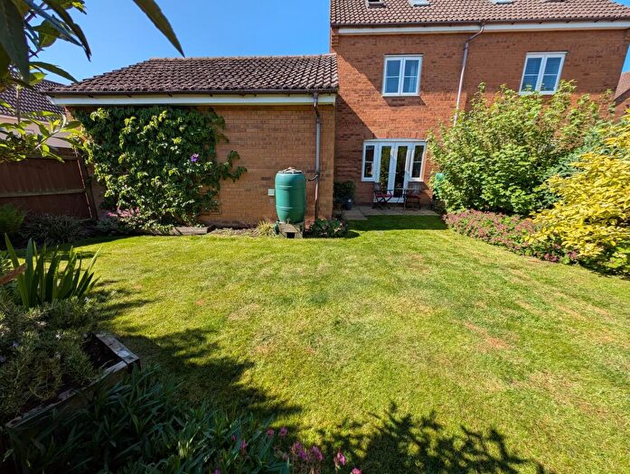 3 Bedroom Semi Detached House For Sale In Dairy Way, Irthlingborough, Wellingborough, NN9