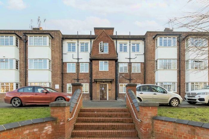 3 Bedroom Flat To Rent In Cecil Close, Mount Avenue, London, W5