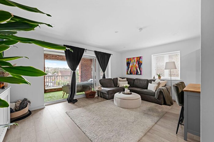 3 Bedroom Flat For Sale In Purley Downs Road, Sanderstead, CR2