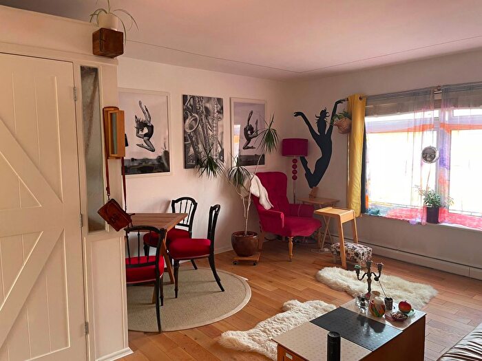 2 Bedroom Flat To Rent In Roselands Avenue, Eastbourne, BN22