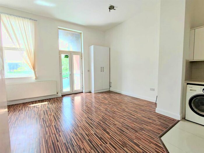 1 Bedroom Flat To Rent In Acton, Horn Lane, W3