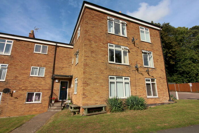 2 Bedroom Flat For Sale In Fox Close, Chipping Norton, OX7