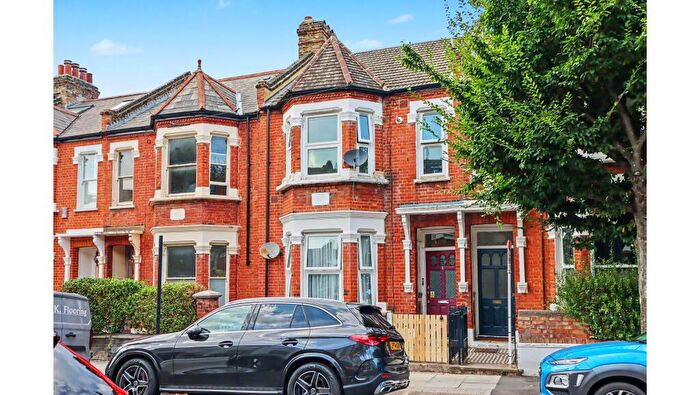 Flat For Sale In B Gosberton Road, Balham, London, SW12
