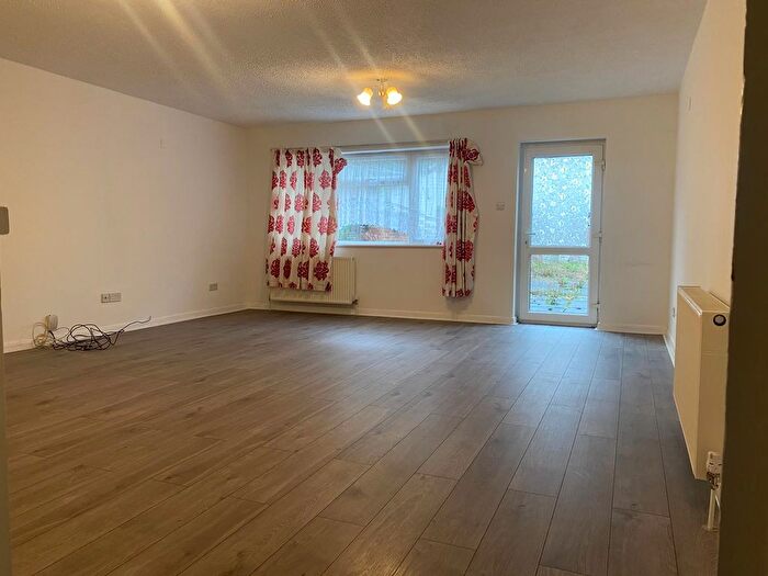 3 Bedroom Semi-Detached House To Rent In Springfield Road, London, N11