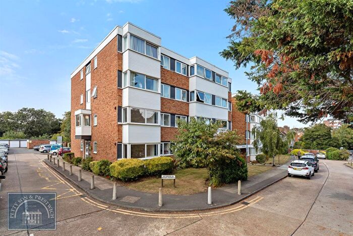 2 Bedroom Flat To Rent In New Wanstead, London, E11
