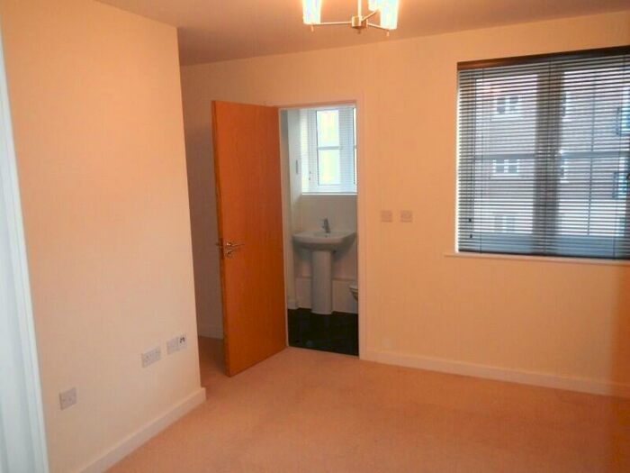 2 Bedroom Apartment To Rent In Viridian Square, Aylesbury, HP21