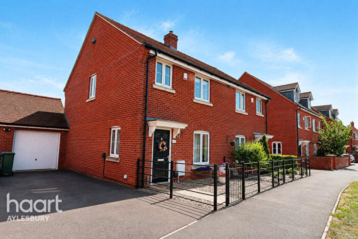 3 Bedroom Semi-Detached House For Sale In President Road, Aylesbury, HP18