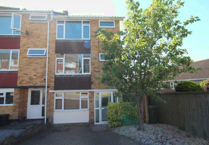 4 Bedroom Semi-Detached House To Rent In The Vale, Brentwood, CM14