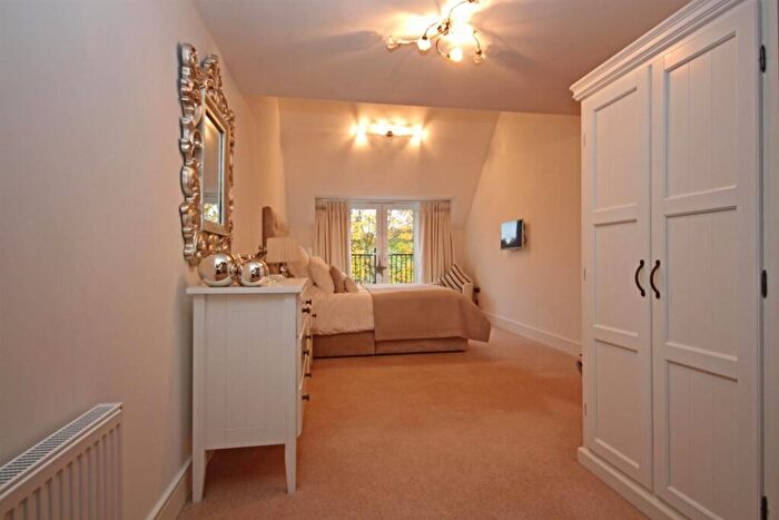 2 Bedroom Apartment To Rent In Waterhouse Lane, KT20