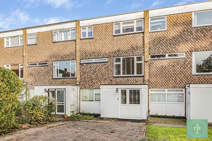 3 Bedroom Flat For Sale In Hydefield Close, Winchmore Hill, London, N21