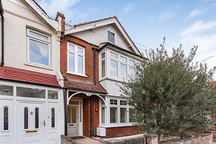 3 Bedroom Semi Detached House For Sale In Cobham Road, Kingston Upon Thames, KT1