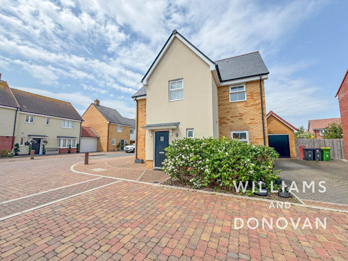 4 Bedroom Detached House For Sale In Alfred Gardens, Rochford, SS4