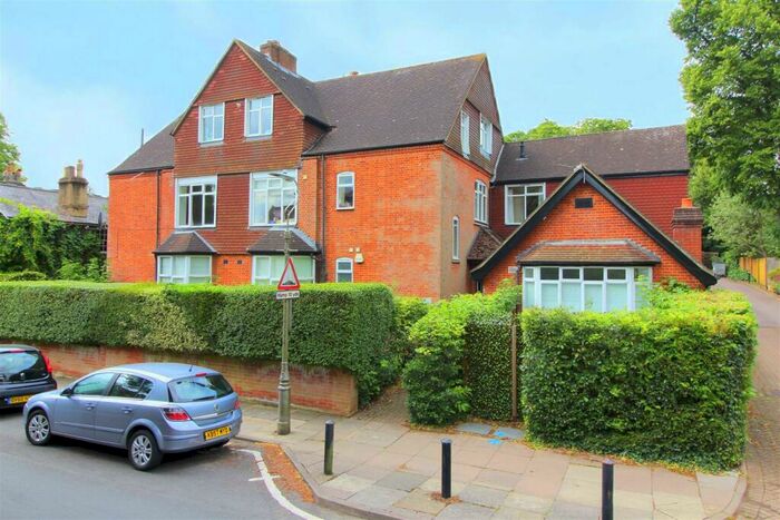 2 Bedroom Apartment To Rent In Hillside Road, St. Albans, AL1