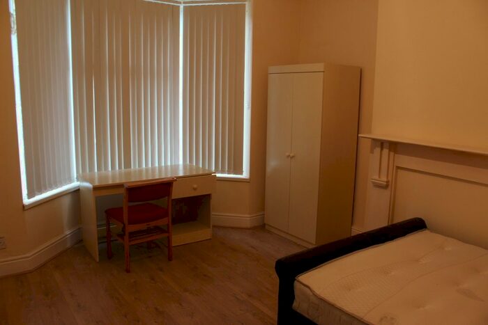 8 Bedroom Terraced House To Rent In Harlaxton Drive, Nottingham, NG7
