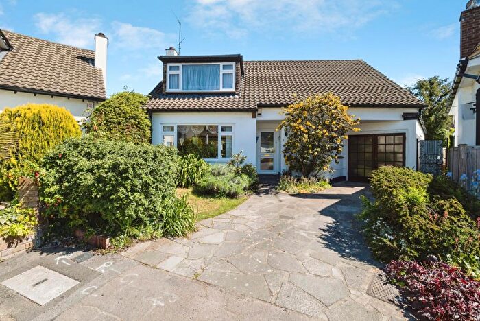 3 Bedroom Detached House For Sale In Nursery Close, Woodford Green, IG8