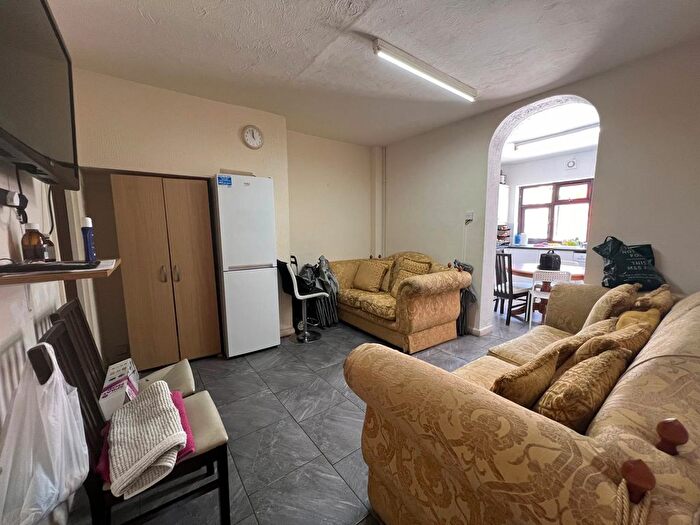 4 Bedroom Semi-Detached House To Rent In Grafton Road, Dagenham, RM8