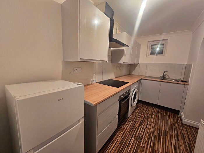 2 Bedroom Flat To Rent In Park Hill, Carshalton, SM5