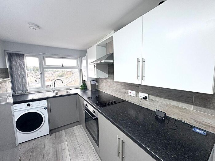 1 Bedroom Apartment To Rent In Laisteridge Lane, Bradford, BD7
