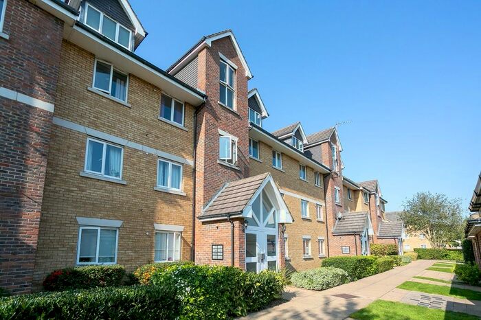 2 Bedroom Flat To Rent In Farthing Close, Watford, Herts, WD18