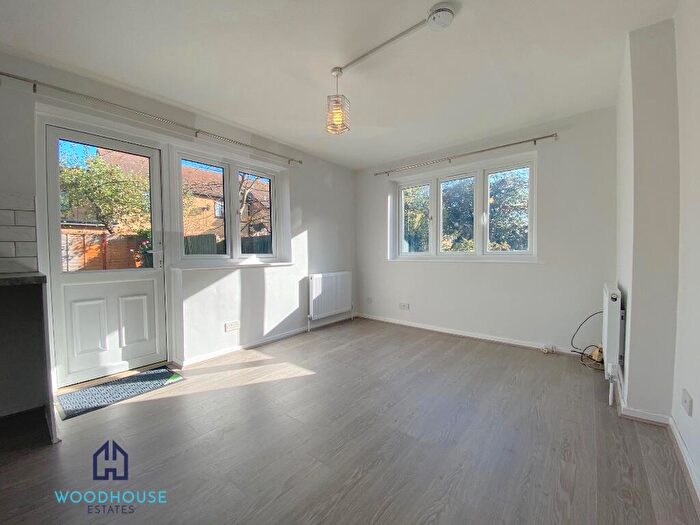 1 Bedroom Flat To Rent In Hornbeams Rise, London, N11