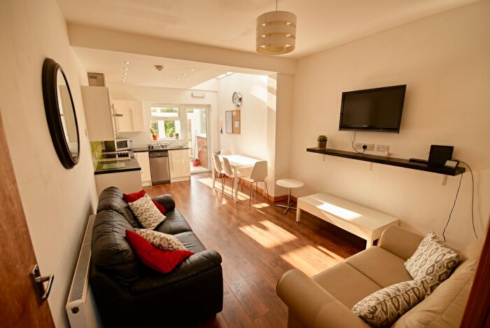 3 Bedroom House To Rent In Gleave Road - Bed, Selly Oak, West Midlands, B29