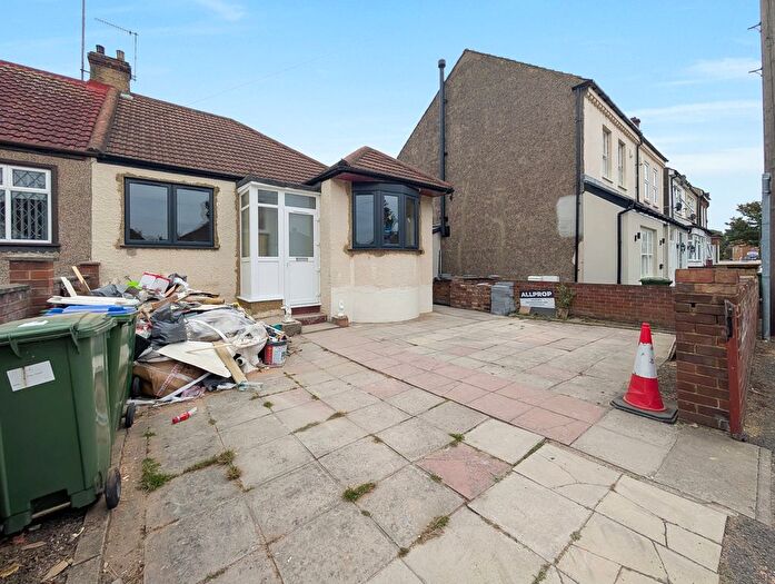 3 Bedroom Semi-Detached Bungalow To Rent In Sydney Road, London, SE2