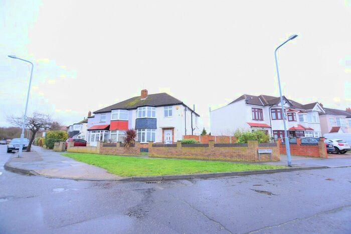 3 Bedroom End Of Terrace House To Rent In Naseby Road, Barkingside, IG5
