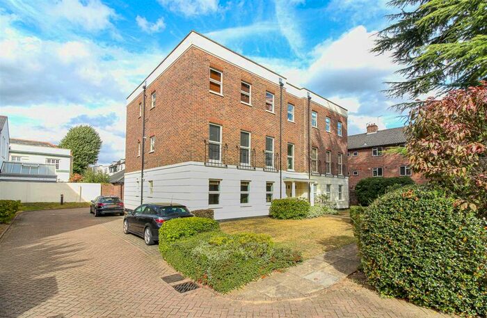 2 Bedroom Flat To Rent In Buxted Lodge, Buxton Drive, Snaresbrook, E11