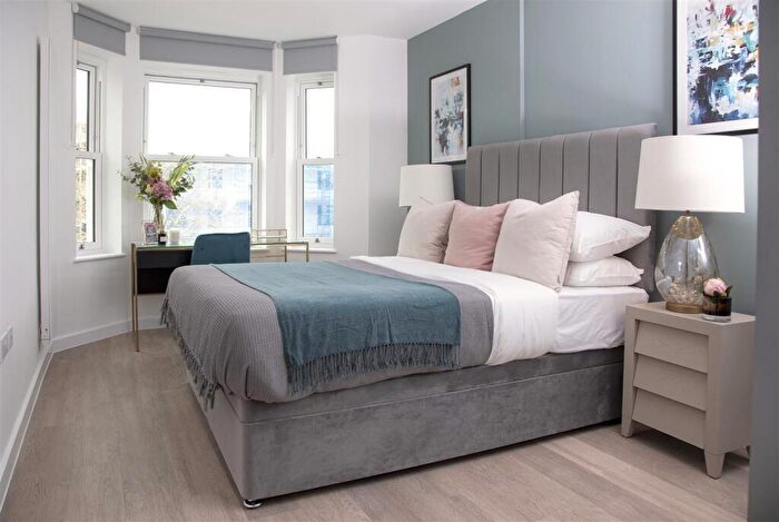 2 Bedroom Apartment To Rent In Nightingale Walk, Farnham, GU9