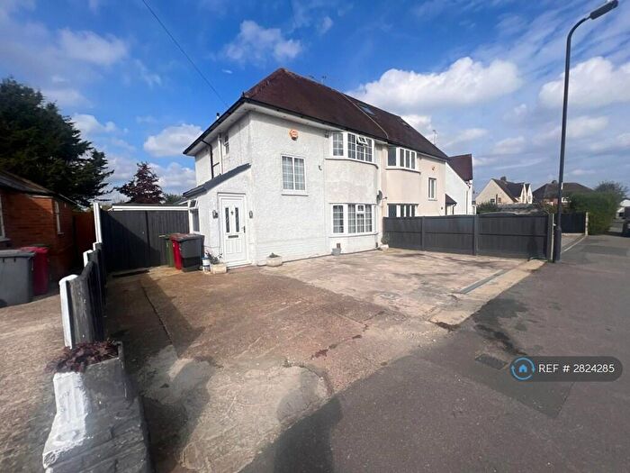 4 Bedroom Semi Detached House To Rent In Plackett Way, Slough, SL1