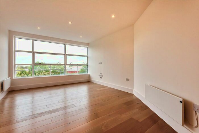 2 Bedroom Apartment To Rent In The Boulevard, Cain Road, Bracknell, Berkshire, RG12
