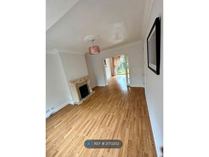 3 Bedroom Semi-Detached House To Rent In Lamorbey Close, Sidcup, DA15