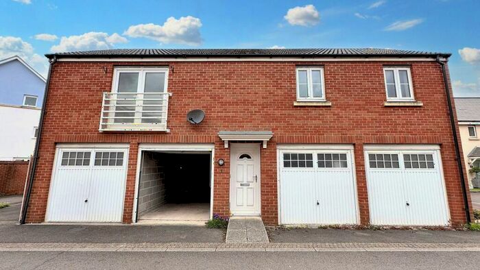 2 Bedroom Coach House To Rent In Guillemot Road, Portishead, BS20