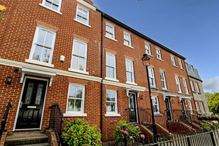 4 Bedroom Town House For Sale In Surrey Street, Littlehampton, BN17