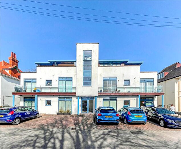 2 Bedroom Apartment For Sale In Stourcliffe Avenue, Bournemouth, BH6